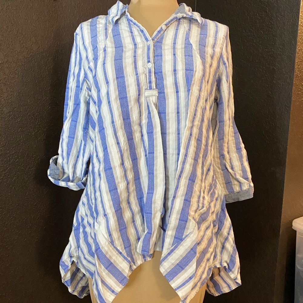 OLIVE + Oak blue‎ and white striped cotton shark bite 3/4 button front tunic top
